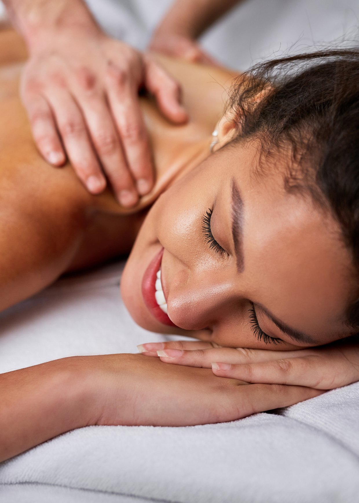 Mulher relaxando durante massagem