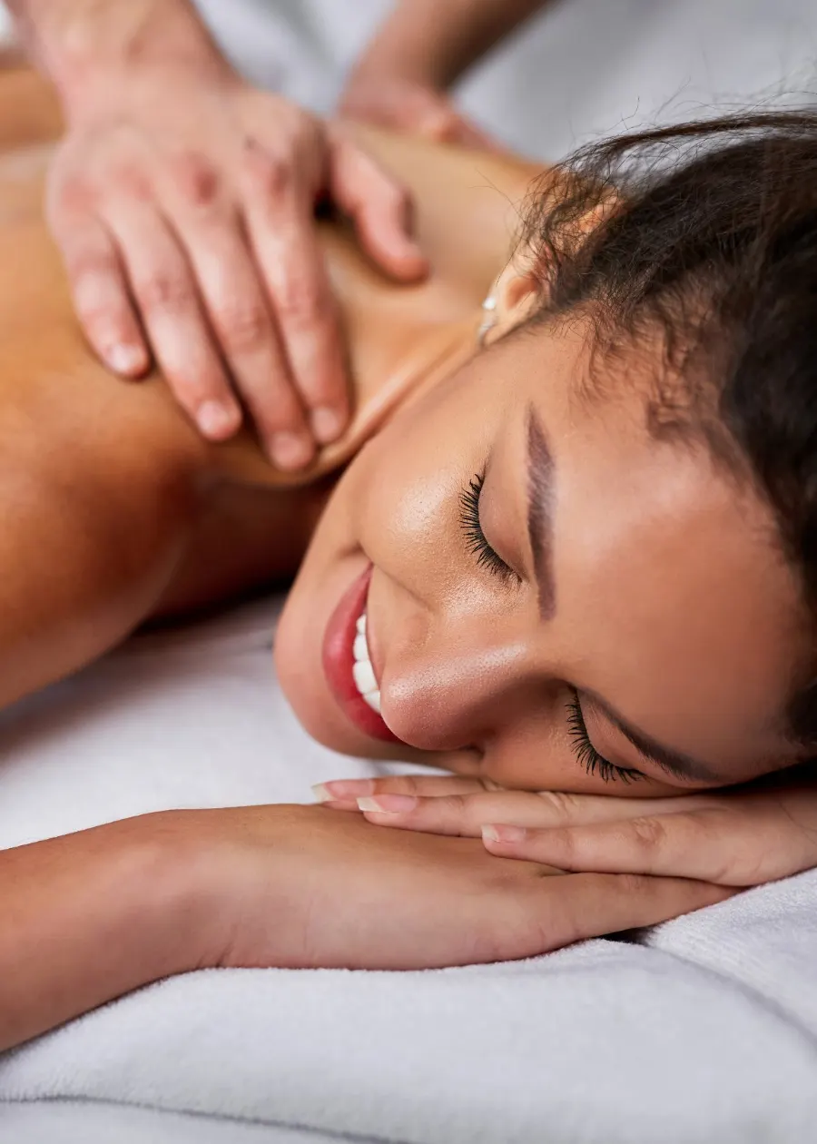Mulher relaxando durante massagem